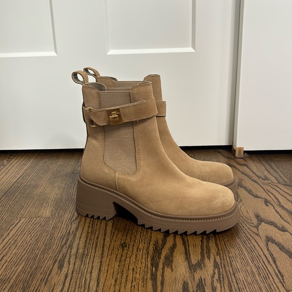 Steve Madden Gates Suede Tan Ankle Boots Gold Buckle Hardware Sz 9 - Picture 1 of 14